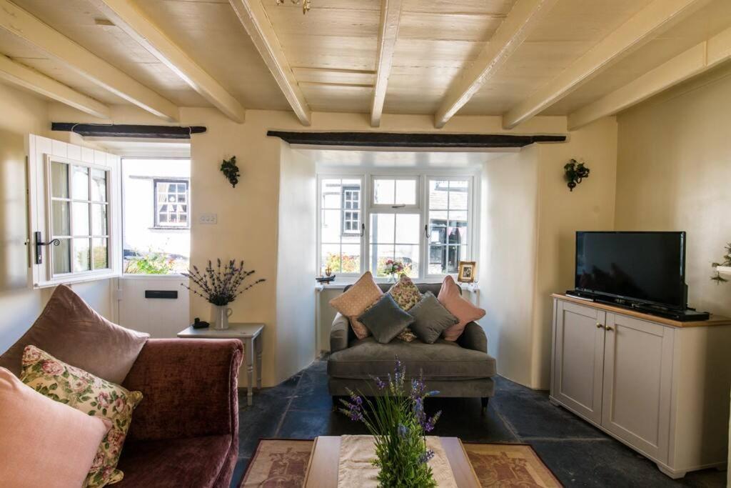 Quaint Cornish Fishermans Holiday home Boscastle